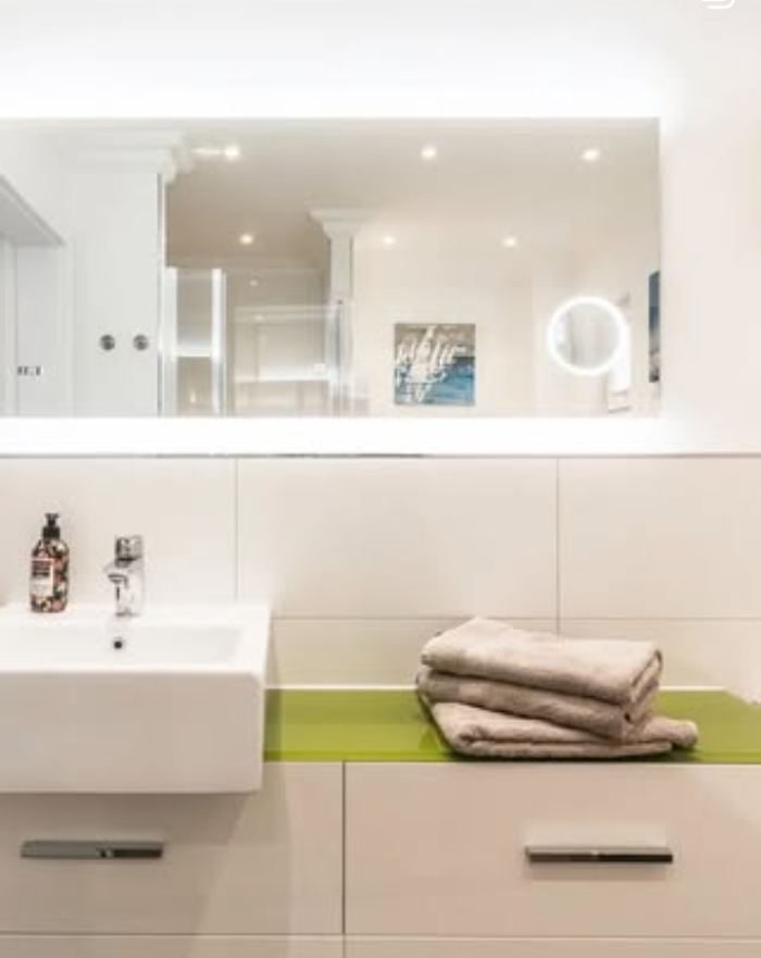 Gereinigtes Badezimmer mit spiegelndem Glas